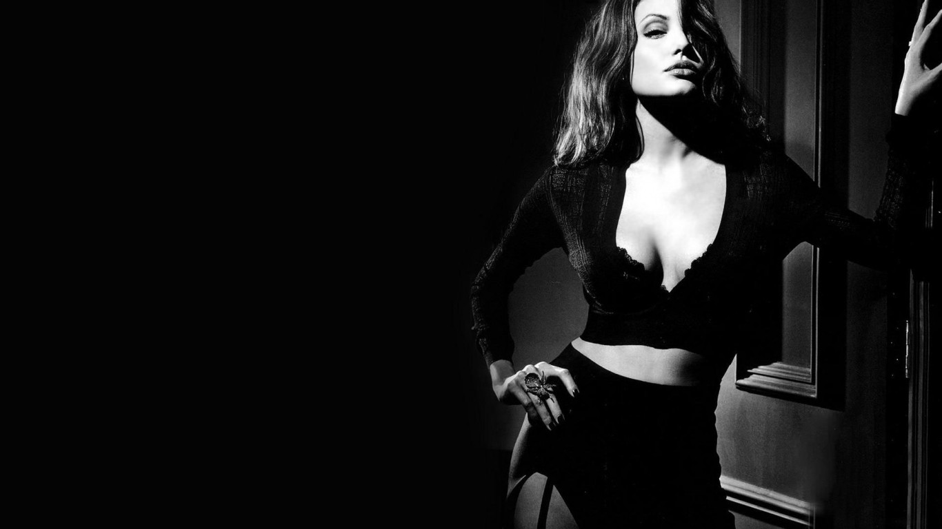 Angelina-Jolie-sexy-04
