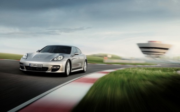 Porsche-Panamera-S-Pozadia-na-plochu