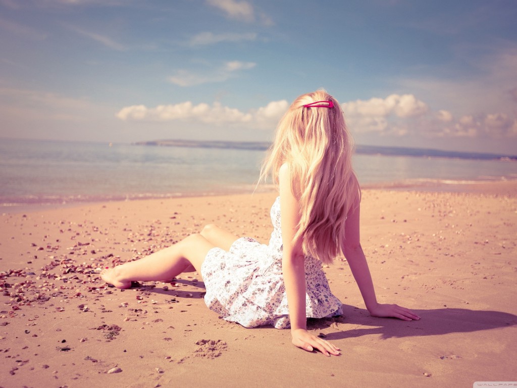 blonde_girl_on_the_beach-wallpaper-2560×1600