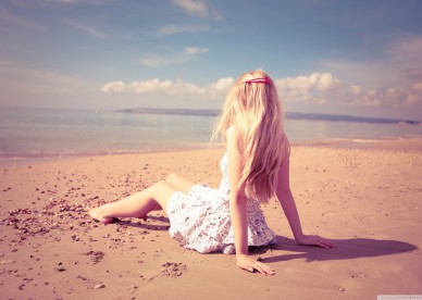 blonde_girl_on_the_beach-wallpaper-2560x1600