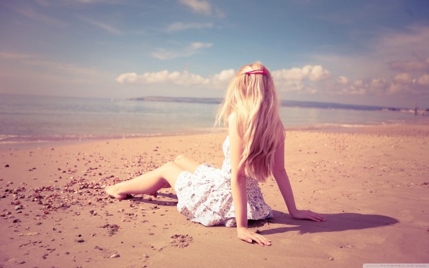 blonde_girl_on_the_beach-wallpaper-2560x1600