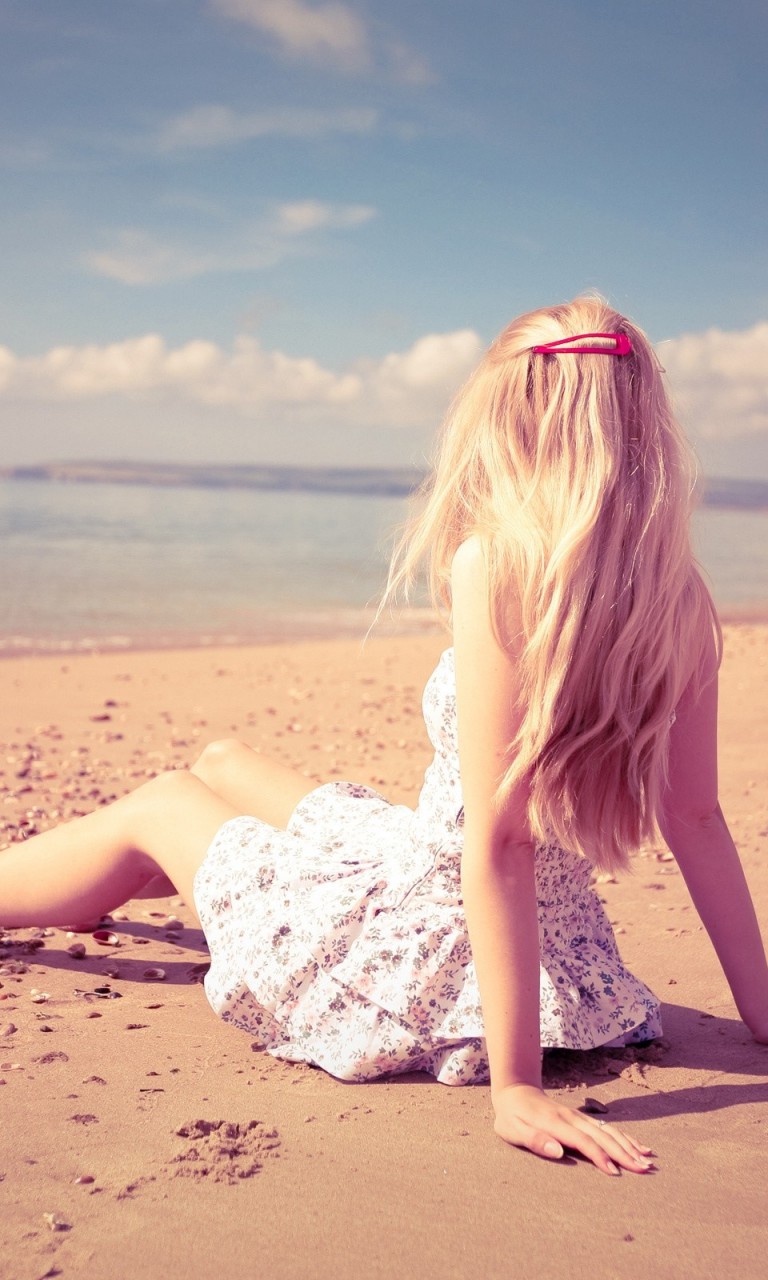 blonde_girl_on_the_beach-wallpaper-2560×1600